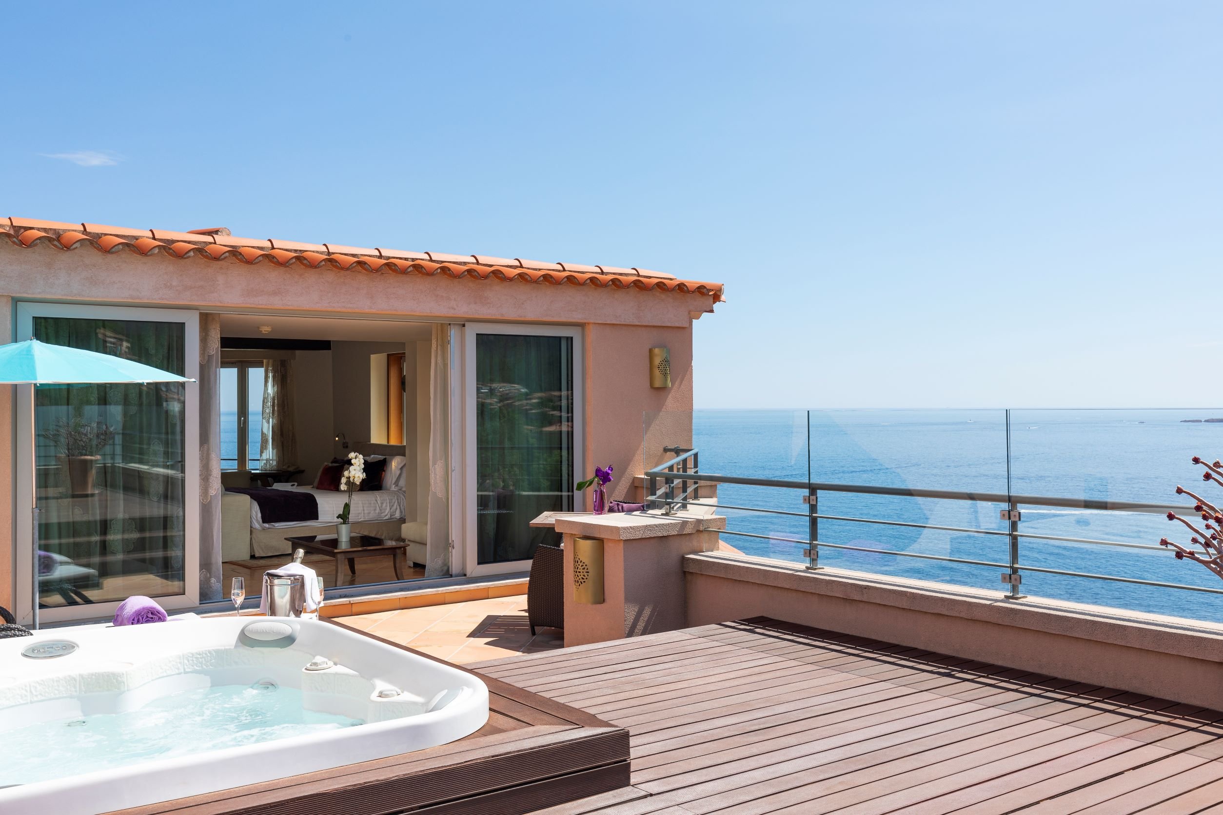 Tiara Yaktsa Hotel | Rooftop Suite with Jacuzzi near Cannes