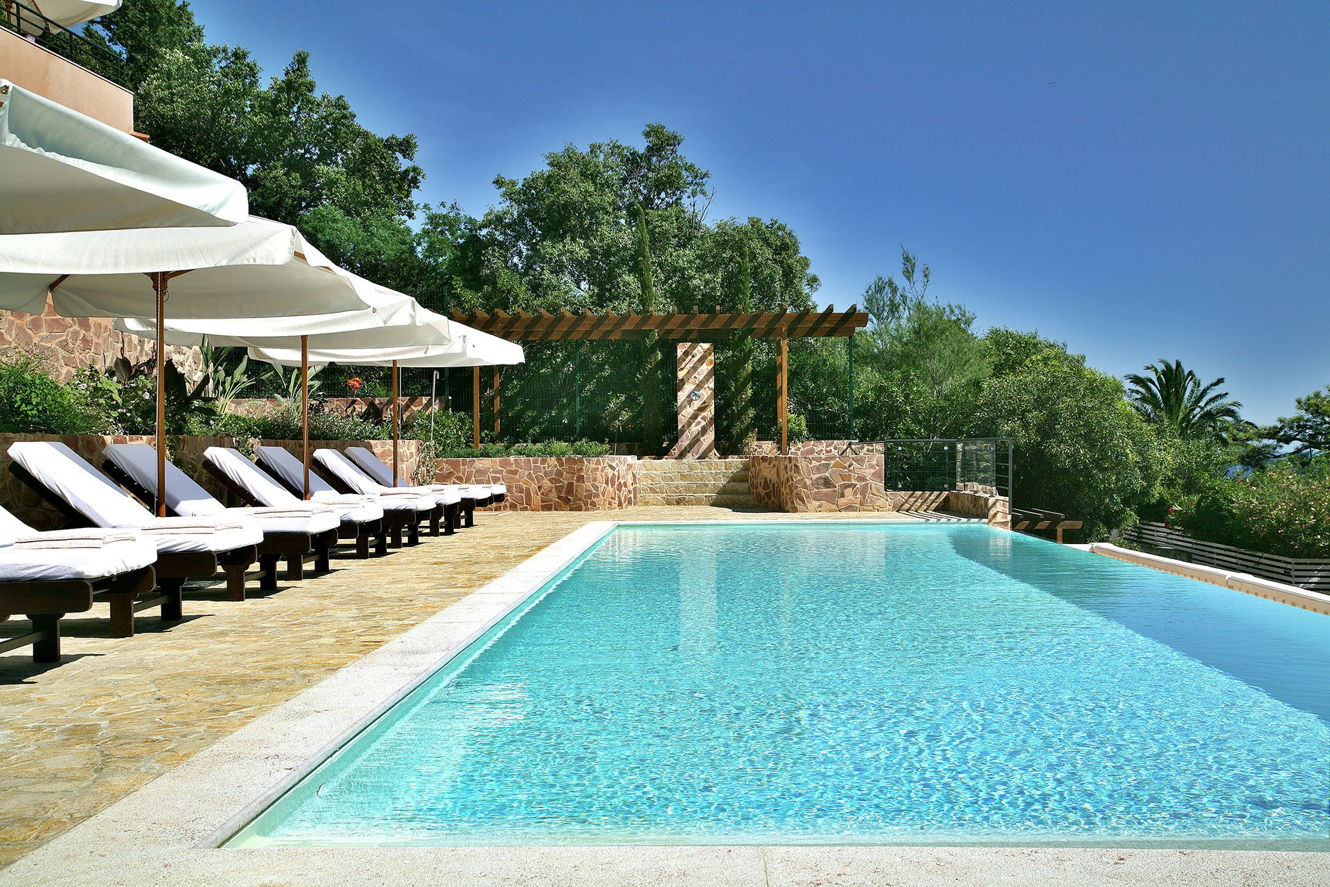 Hôtel Tiara Yaktsa | Hôtel de Luxe avec piscine et plage privée à Cannes